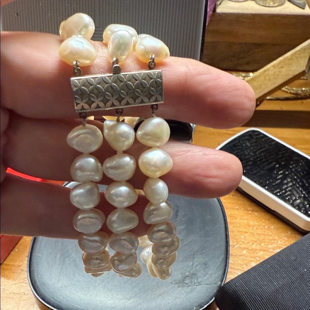 Elegant Pearl Bracelet with Silver Clasp